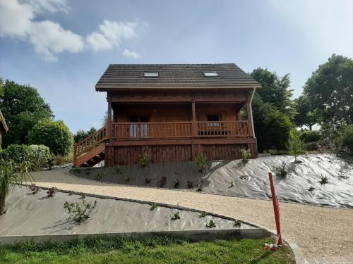 SUPERBE CHALET AVEC PISCINE CHAUFFEE Juillet et Aout : Maisons de vacances proche de Pont-Bellanger