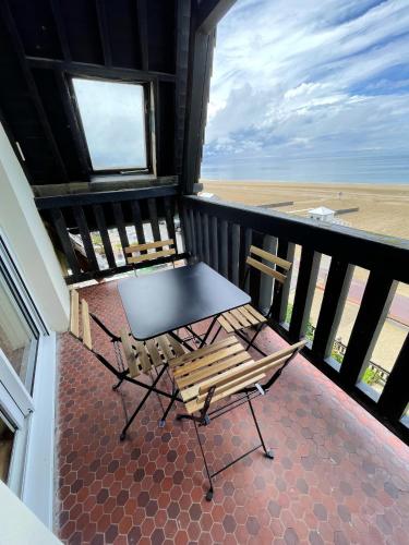 Appartement de 3 chambres a Benerville sur Mer a 10 m de la plage avec vue sur la mer balcon et wifi : Appartements proche de Benerville-sur-Mer