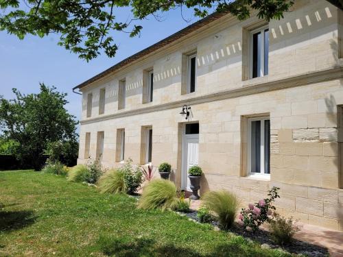4 bed and breakfast in a beautiful house : Maisons de vacances proche d'Izon