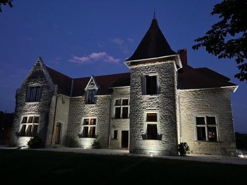 Chambres au Château du Mouillat : Maisons d'hotes proche de Saint-André-le-Gaz