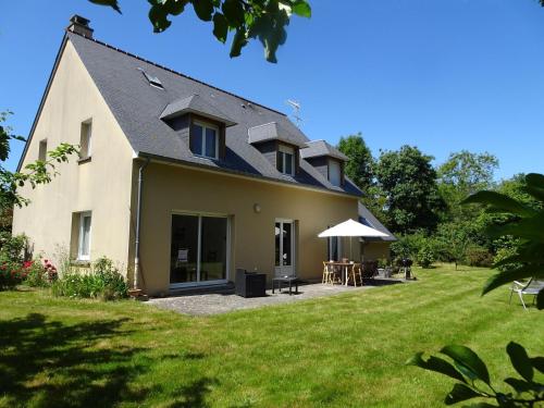 Spacious holiday home located in the heart of the bay of Mont St Michel : Maisons de vacances proche de Bacilly