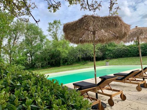 Gite de charme avec piscine - a charming cottage gite with swimming pool : Maisons de vacances proche de Brignemont
