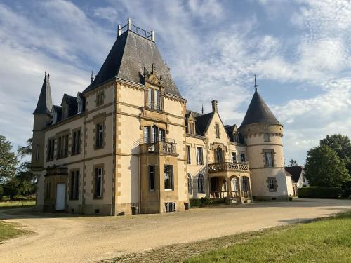 Chateau Tout Y Fault : B&B / Chambres d'hotes proche de Bayet
