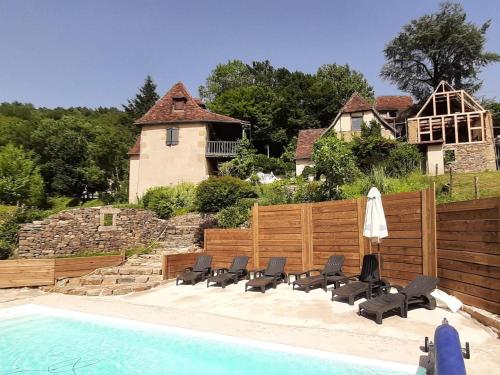 Traditional holiday home in Altillac with private pool : Maisons de vacances proche de Tauriac