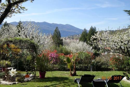 T2 jardin vue LAC et montagnes, quartier résidentiel, proche centre : Appartements proche de Montcel