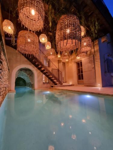 Piscine troglodyte avec vue incroyable à Gordes : Maisons de vacances proche de Gordes