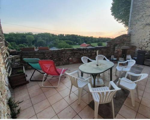 Jolie maison avec grande terrasse face au coucher de soleil : Maisons de vacances proche de Monclar-de-Quercy