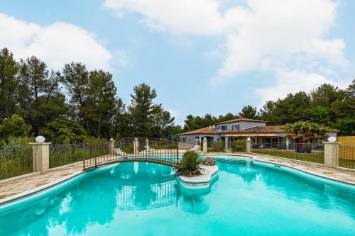 Villa Signo - Piscine privée : Maisons de vacances proche de Riboux
