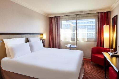 B&B HOTEL Saint-Quentin-en-Yvelines Centre Gare 4 étoiles : Hotels proche de Saint-Lambert