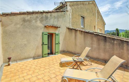 Beautiful home in Robion with WiFi and 2 Bedrooms : Maisons de vacances proche de Taillades
