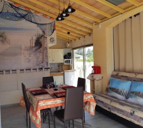 Charmant studio calme, avec piscine : Maisons d'hotes proche de Villalier