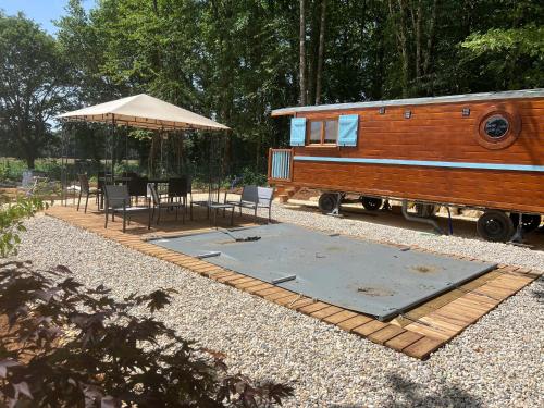 Luxury caravan for 6 people - private swimming pool : Maisons de vacances proche de Cendrieux