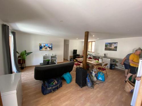Charmant logement de groupe au centre d'Azay : Maisons de vacances proche de Pont-de-Ruan