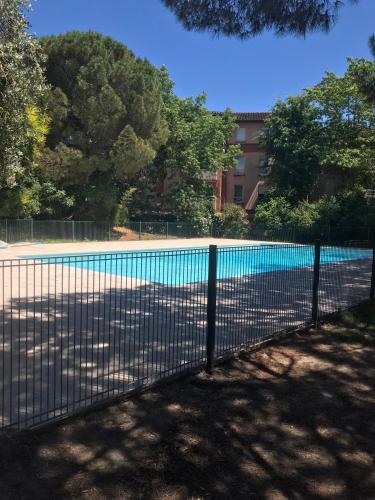 T2 climatisé jardin & court de tennis/piscine /parking/fibre : Appartements proche de Fonbeauzard