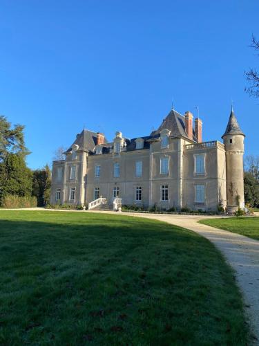 Château de St-Fulgent, gîte Le Parc : Appartements proche de Sainte-Florence