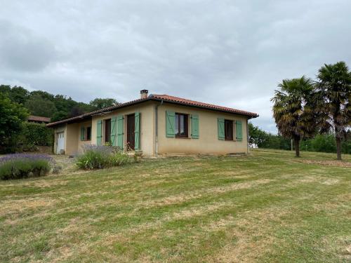 Maison en campagne avec vue sur les Pyrénées : Maisons de vacances proche de Laguian-Mazous