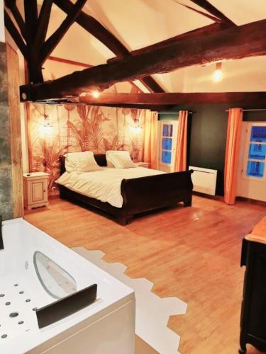 Suite Penthouse Romantique avec Jacuzzi, Confolens, Charente : Appartements proche de Lessac