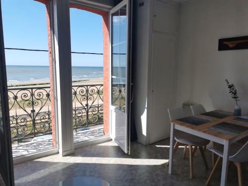 Grand studio face à la mer : Appartements proche de Grangues