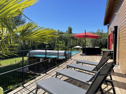 La Manou, chalet piscine privee : Maisons de vacances proche de Brignac-la-Plaine