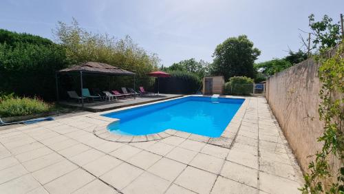 4 bedroom holiday home with private pool and garden : Maisons de vacances proche de Saint-Just-Luzac