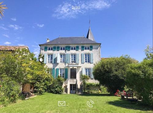 Ancien presbytère rénové en belle maison familiale : Maisons de vacances proche de Montmoreau-Saint-Cybard