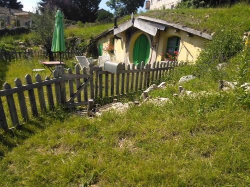 Maison de hobbit montcuq : Tentes de luxe proche de Cazes-Mondenard