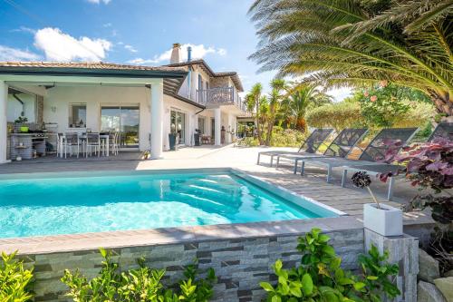 Maison Madalena With Pool close to ocean : Villas proche d'Ascain