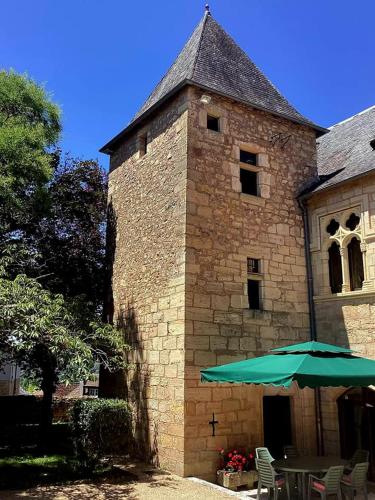 Chateau d'Ayen-Bas : Appartements proche de Louignac