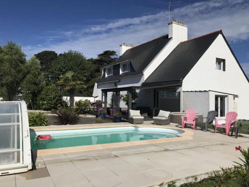 Holiday house with private pool in a shared property : Maisons de vacances proche de Plomeur