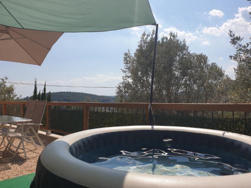 rez de villa vue dominante avec spa : Maisons de vacances proche de Callas