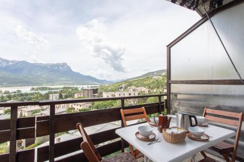 Le Mirador - Studio avec balcon Vue Lac et Montagnes : Appartements proche de Crots