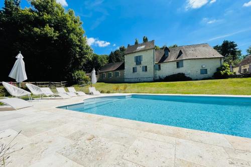 Seigneurie Les Aulnaies bâtisse d'exception avec piscine : Villas proche de Charentilly
