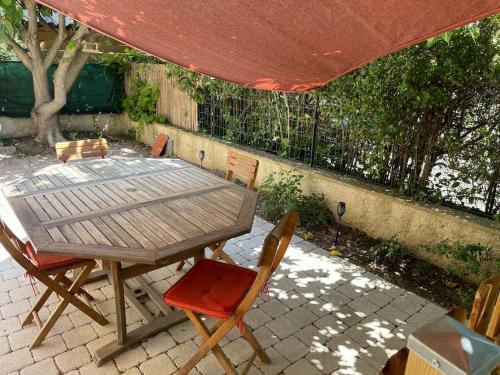 Charming rental fully equipped w/ enclosed garden : Villas proche de La Barben
