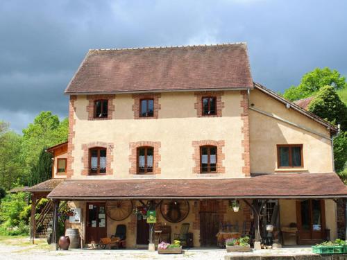 Gîte Vernusse, 6 pièces, 12 personnes - FR-1-489-255 : Maisons de vacances proche de Chouvigny