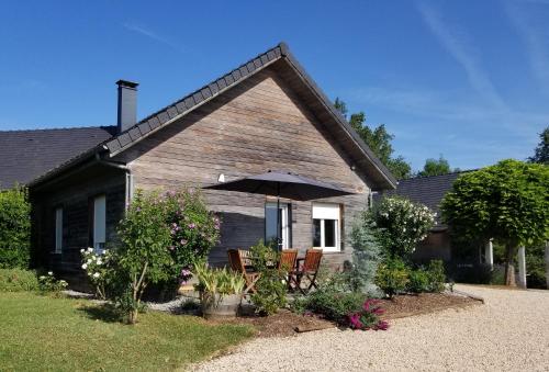 La Tuillère : maison en bois avec vue et piscine : Maisons de vacances proche de Saint-Cyr-la-Roche