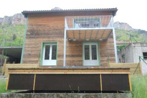 Maison au bord de l'eau avec Jacuzzi : Maisons de vacances proche de La Roque-Sainte-Marguerite