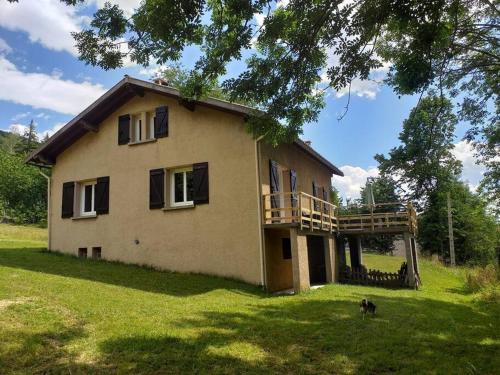 Belle maison proche de la ville et du lac : Maisons de vacances proche de Belfort-sur-Rebenty