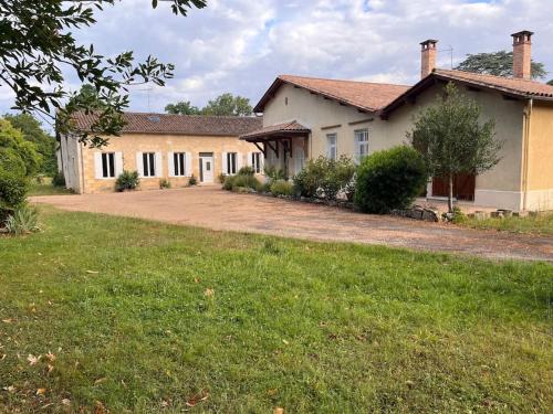 Maison de maître dans un parc clos de 3 hectares : Maisons de vacances proche de Pessac-sur-Dordogne