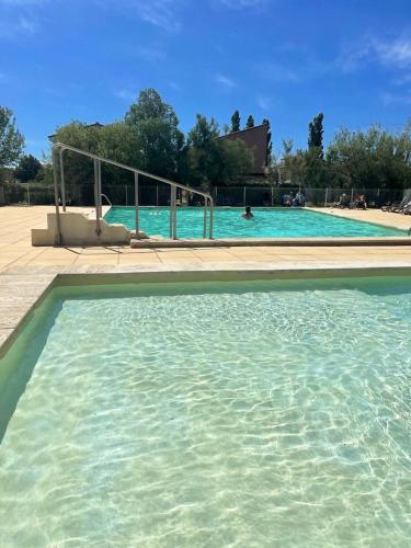 Maison de 2 chambres avec vue sur le lac piscine partagee et jardin clos a Saint Saturnin les Avignon : Maisons de vacances proche de Saint-Saturnin-lès-Avignon