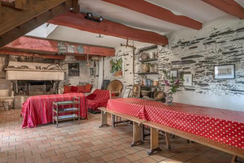 Charmante maison dans un ecrin de verdure a Rochefort en Terre : Maisons de vacances proche de Molac