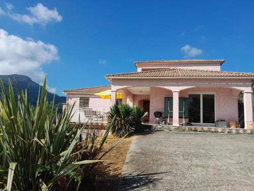 Maison entre terre et mer Vue sur mer Grande terrasse : Maisons de vacances proche de Pietra-di-Verde