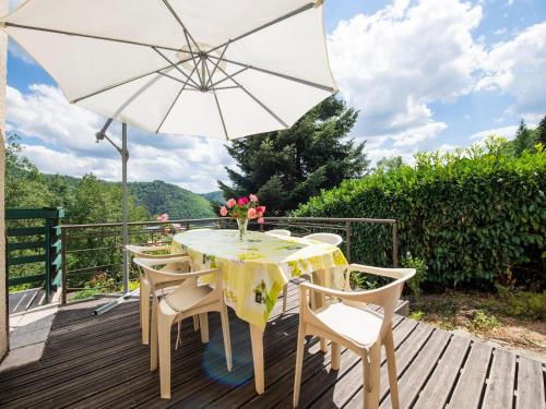 Inviting holiday home in Miremont with garden : Maisons de vacances proche de Les Ancizes-Comps