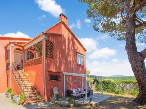 Charming holiday home in Montmeyan with garden : Maisons de vacances proche de Régusse