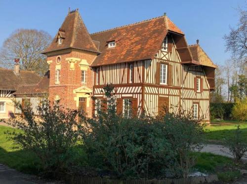 Manoir Normand au cœur d’un Domaine Equestre : Villas proche de Banneville-la-Campagne