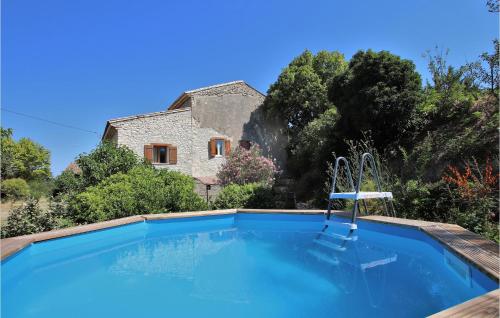 Nice home in ST Didier with Outdoor swimming pool, WiFi and 2 Bedrooms : Maisons de vacances proche de La Roque-sur-Pernes