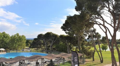 Nouvelle location dans somptueux golf avec piscine, terrains de tennis - situation ++ pour découvrir la Provence : Appartements proche de Saumane-de-Vaucluse