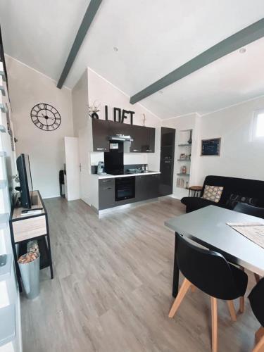 Loft and Studio and Love Room : Appartements proche de Bourg-Saint-Christophe