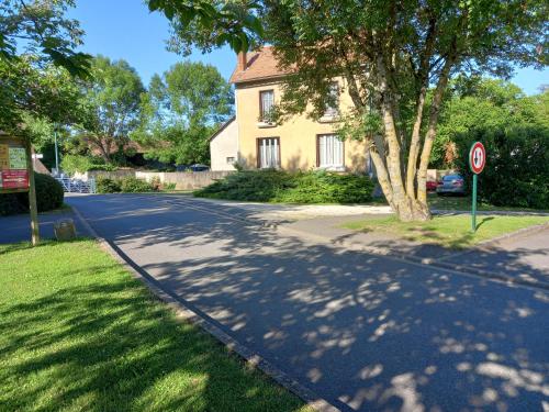 Au calme, devant le canal, trois chambres tout confort : Maisons de vacances proche de Cosne-Cours-sur-Loire