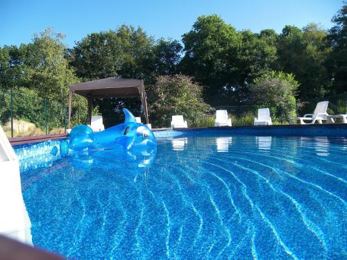 Bonne Chere Family Friendly Gites * Heated Pool * Huge Playbarn : Maisons de vacances proche de Guern