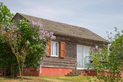 Les Chalets de la Vallee du Bes : Maisons de vacances proche de Saint-Pierre-le-Vieux